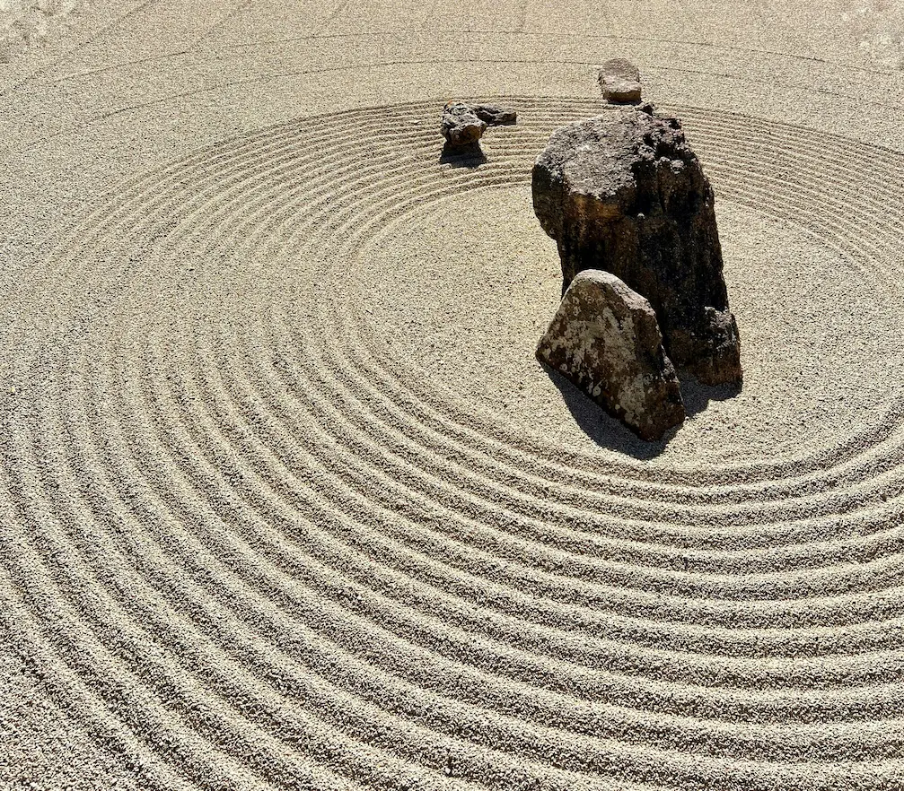 Construir un jardín zen de mesa: la práctica de diseñar el vacío